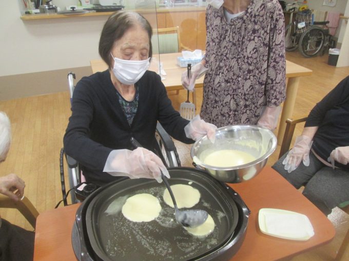富士市グループホーム_おやつレクリエーションホットケーキ作り
