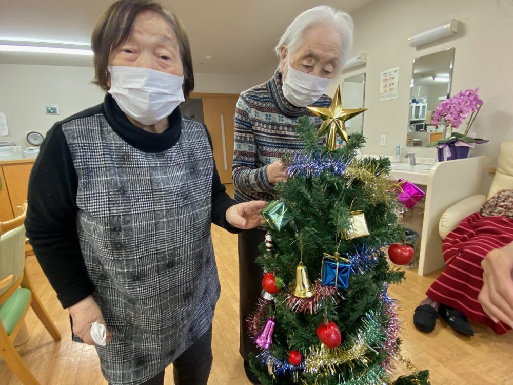富士市グループホーム_クリスマスツリー飾りつけ