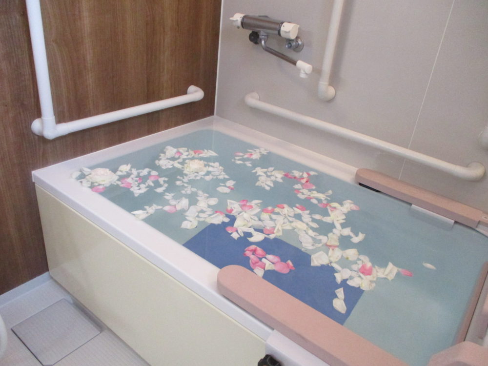 加島グループホーム 五感の生活「薔薇風呂」