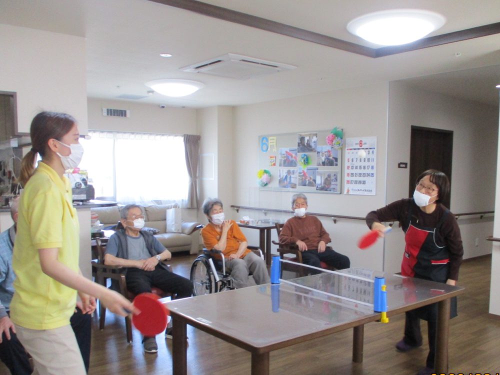 加島グループホーム  機能訓練「テーブル卓球」