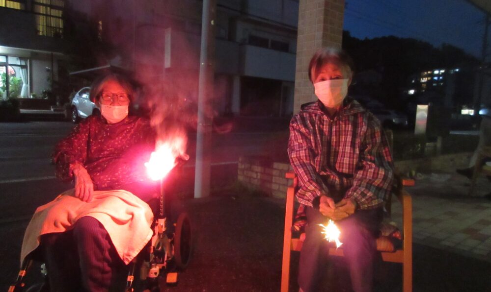 静岡市葵区グループホーム_秋の花火大会を開催
