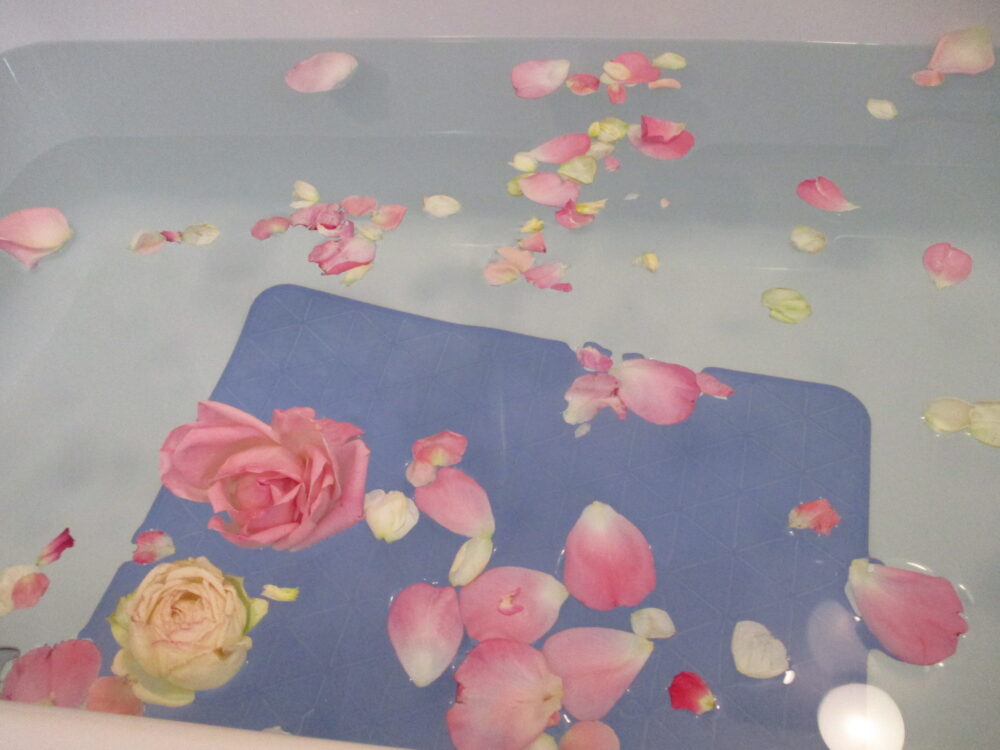 富士市グループホーム_バラ風呂で優雅な母の日