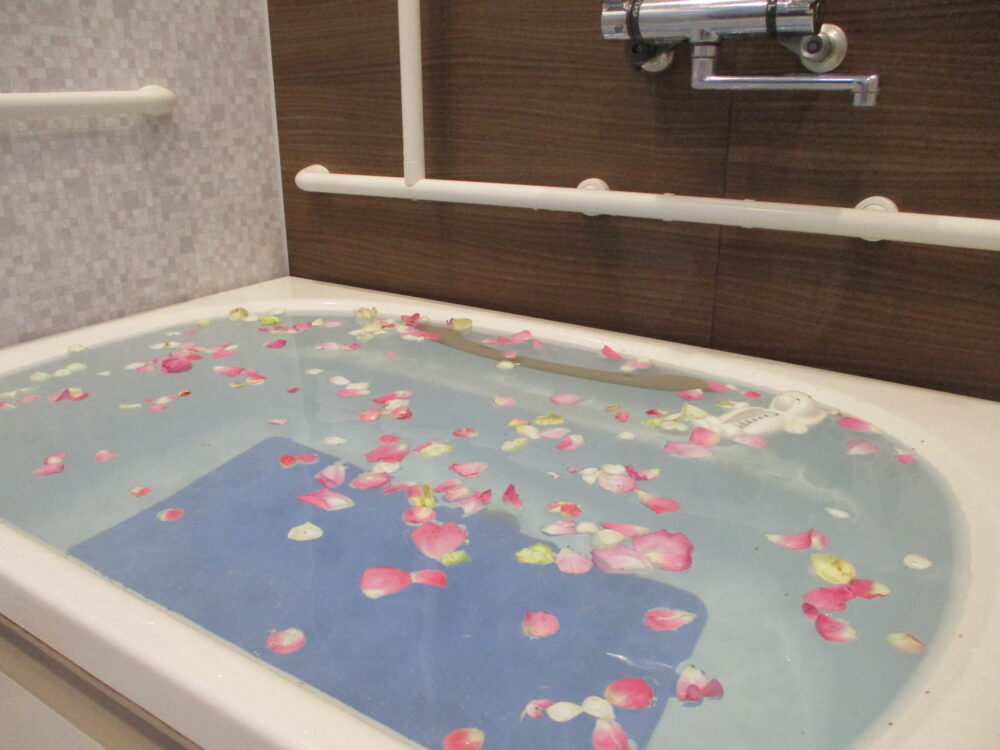 富士市グループホーム_バラ風呂で優雅な母の日