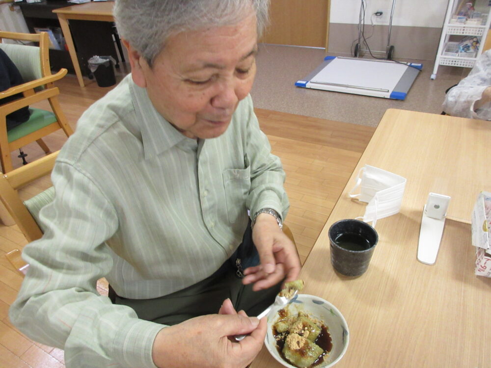 富士市グループホーム_おやつ作り抹茶わらび餅風豆腐スイーツ