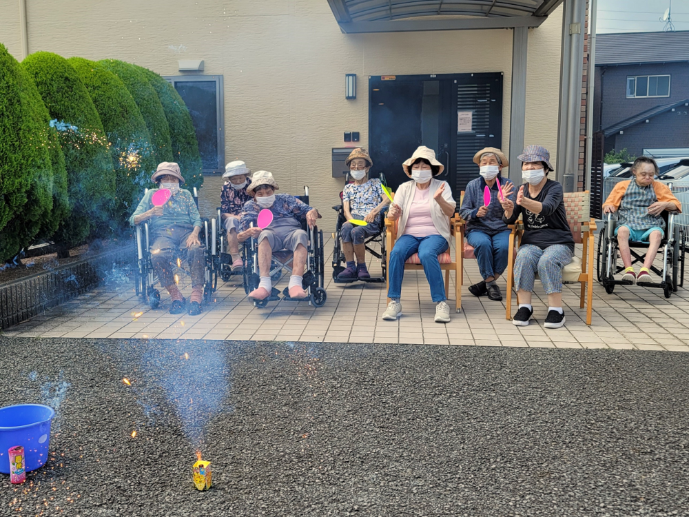 静岡市清水区グループホーム_夏祭り２０２３花火と駄菓子屋さん