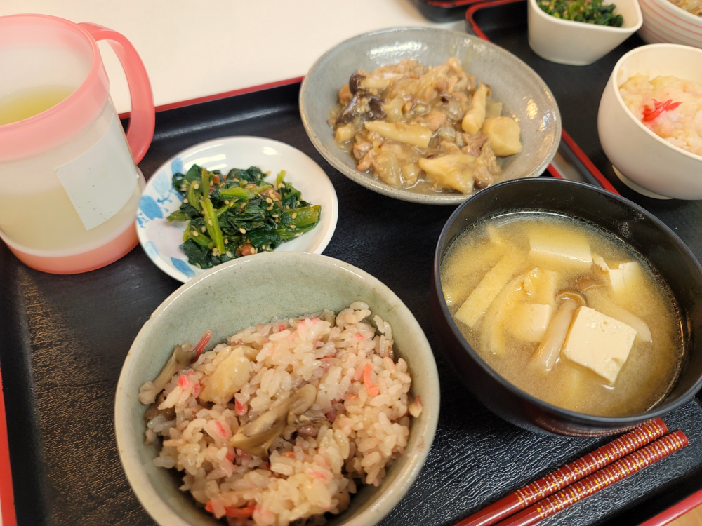 静岡市清水区グループホーム_きのこ祭りの昼食作り