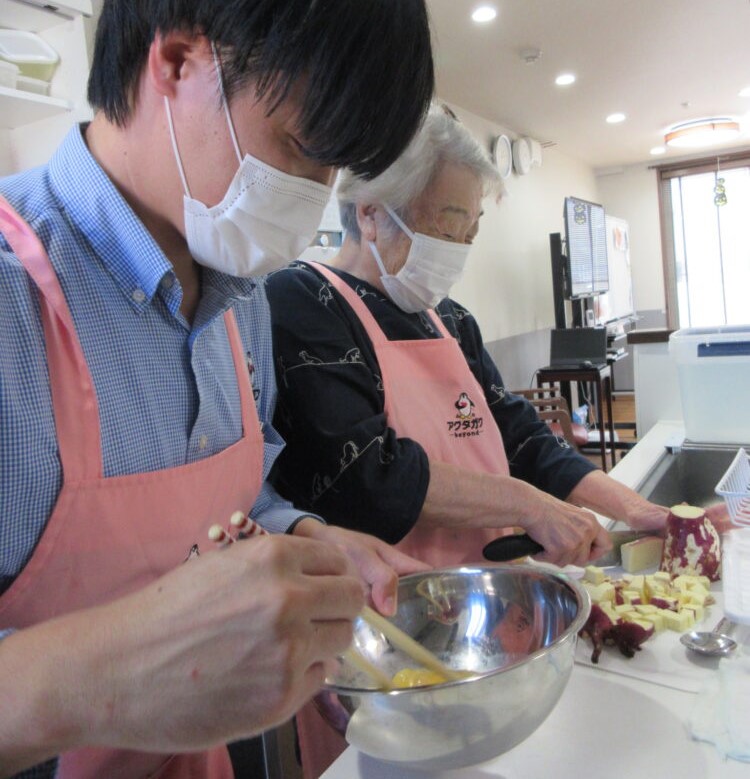 島田市グループホーム_おやつづくりさつま芋ケーキ