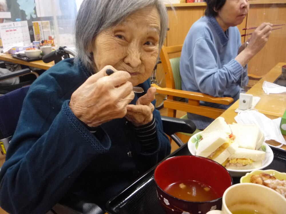 静岡市清水区グループホーム_昼食作りレク有東坂冬のパン祭り