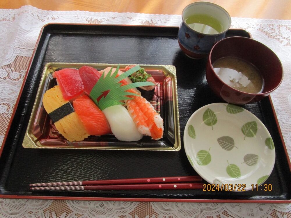 西奈グループホーム「食事レクリエーション」お寿司イベント