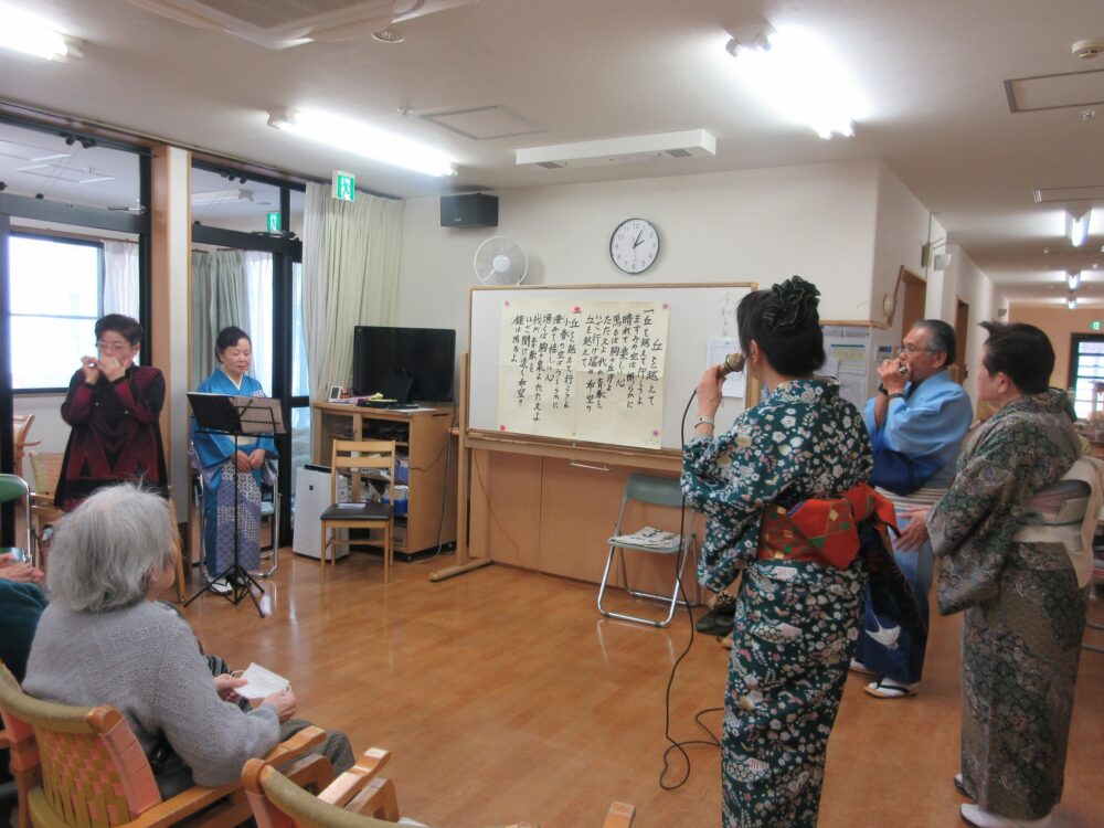 静岡市葵区グループホーム_ボランティアによる舞踊会開催