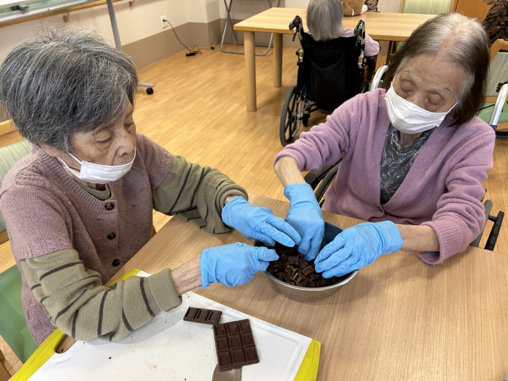 富士市グループホーム_端午の節句鯉のぼりチョコバナナ作り