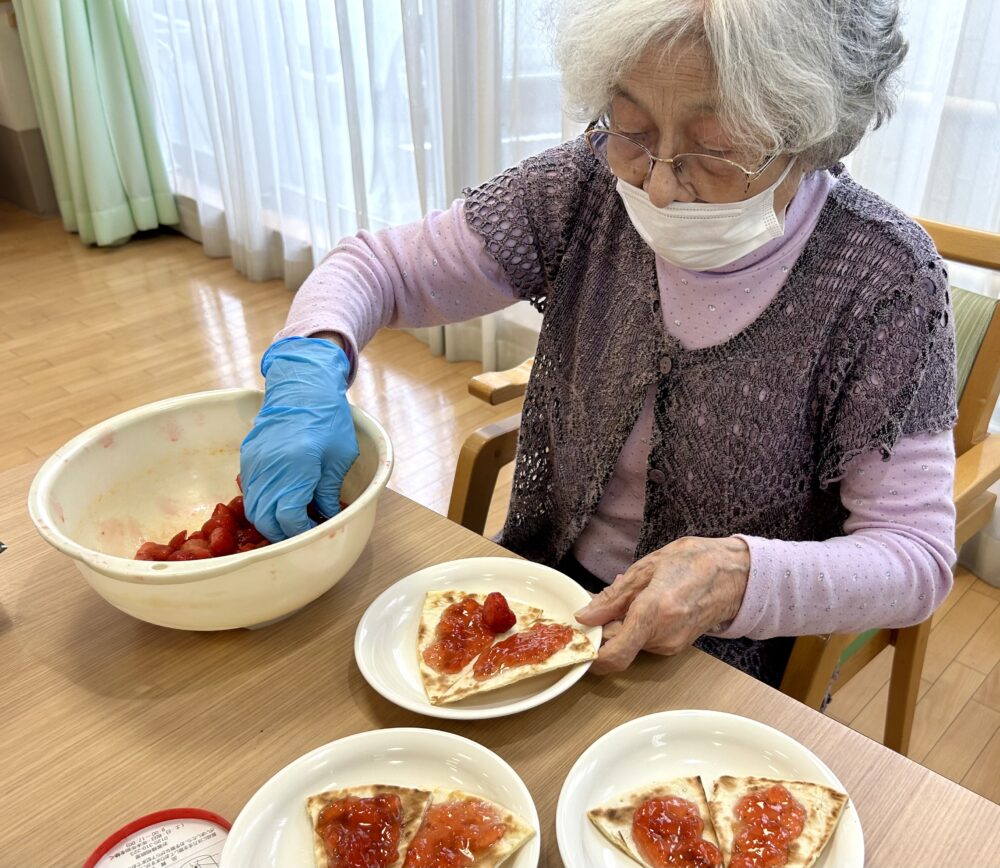 富士市グループホーム_デザートピザ作り