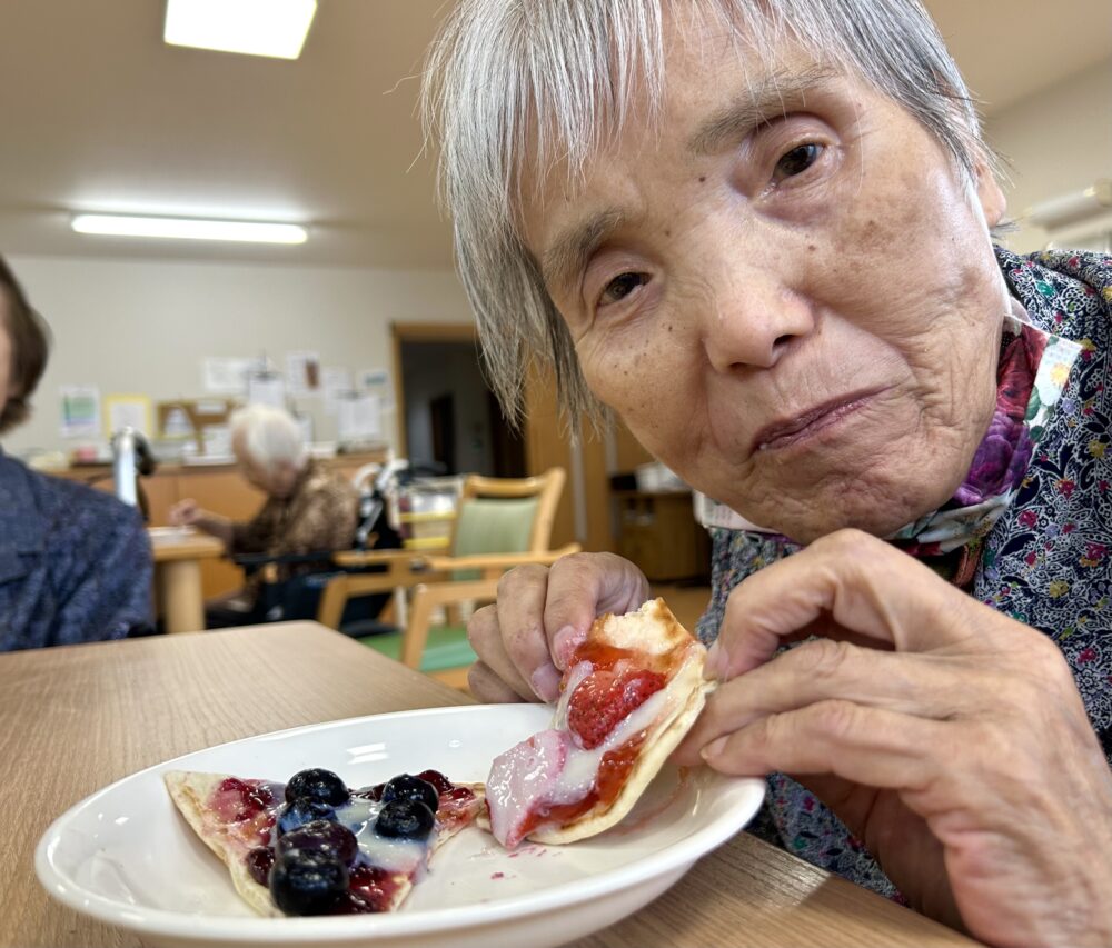 富士市グループホーム_デザートピザ作り