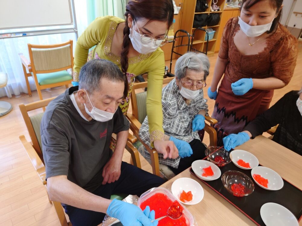 富士市グループホーム_ミャンマーのおやつシュエジンエイ作り