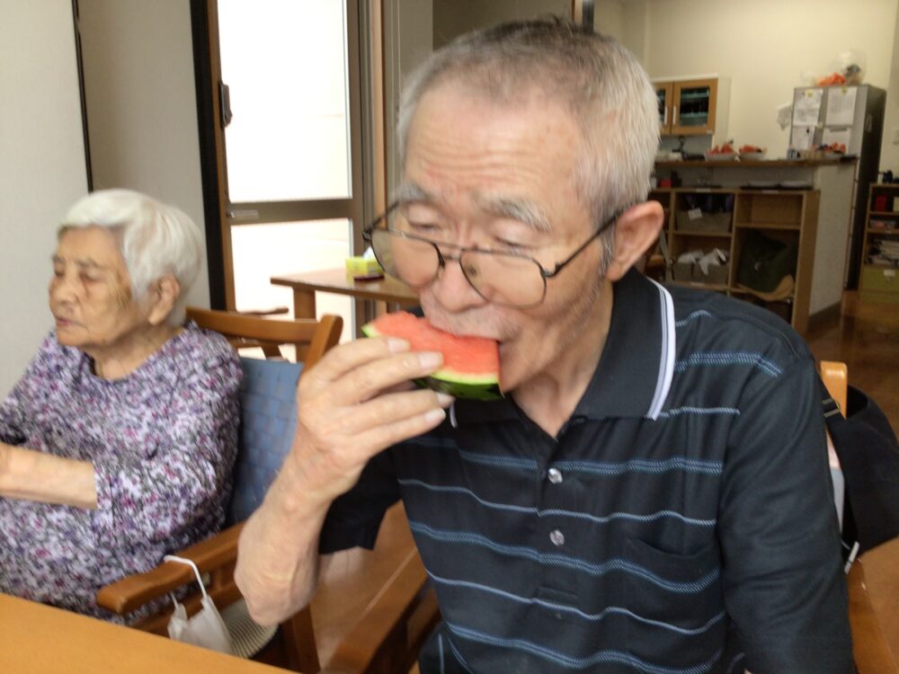 静岡市駿河区老人ホーム_スイカ割り