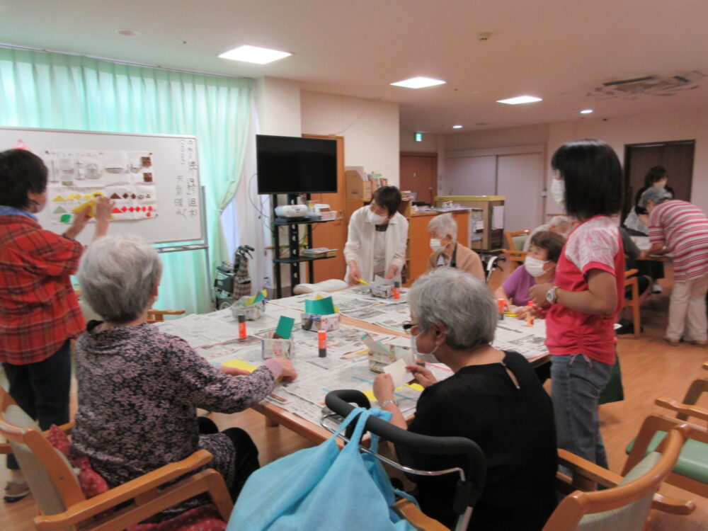 富士市グループホーム_折り紙教室向日葵作品