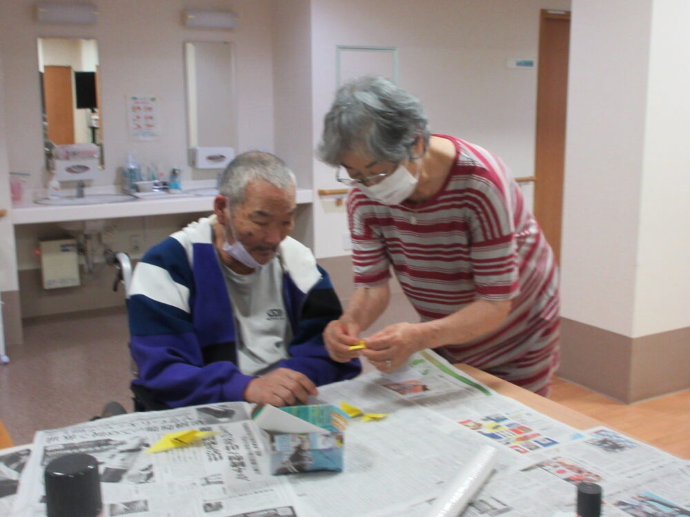 富士市グループホーム_折り紙教室向日葵作品