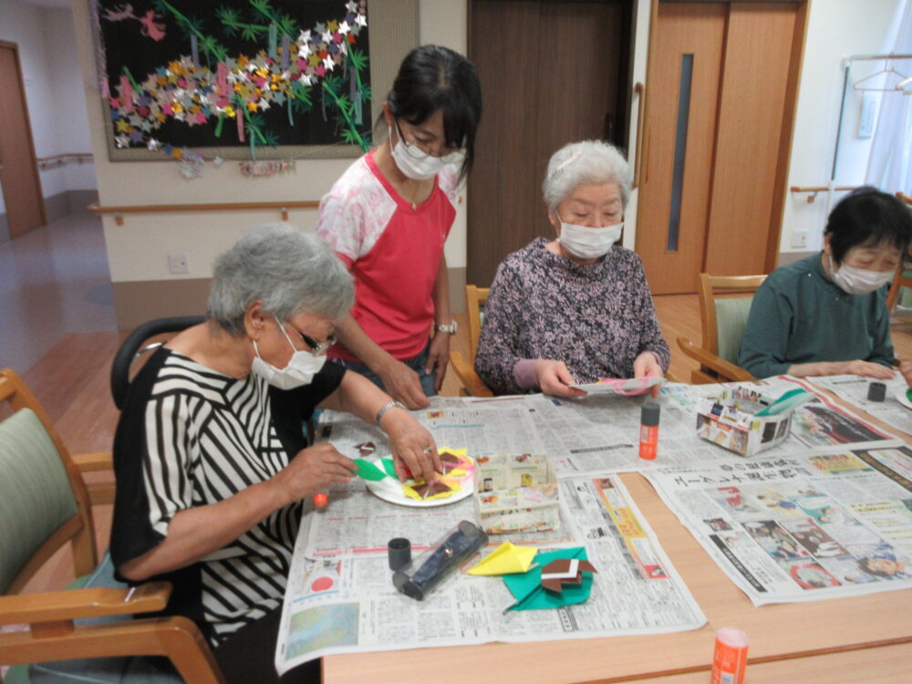 富士市グループホーム_折り紙教室向日葵作品