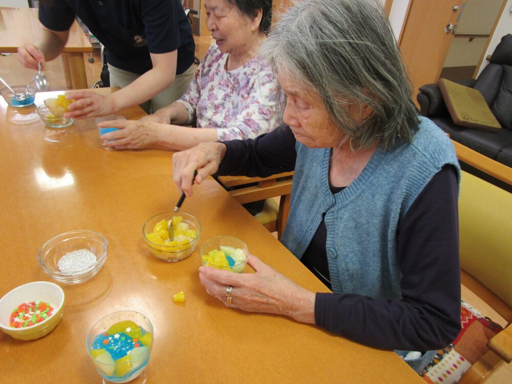 静岡市葵区グループホーム_おやつレク七夕ゼリー作り