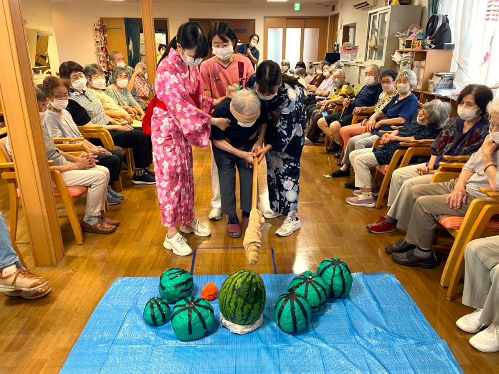 静岡市清水区グループホーム_スイカ割り大会