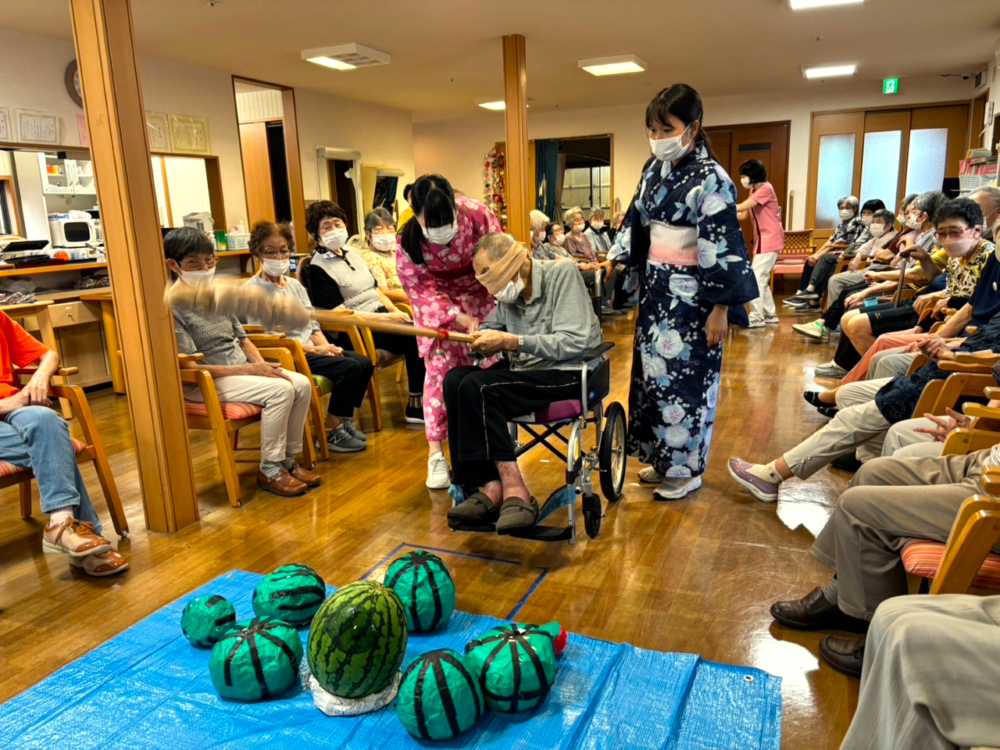 静岡市清水区グループホーム_スイカ割り大会