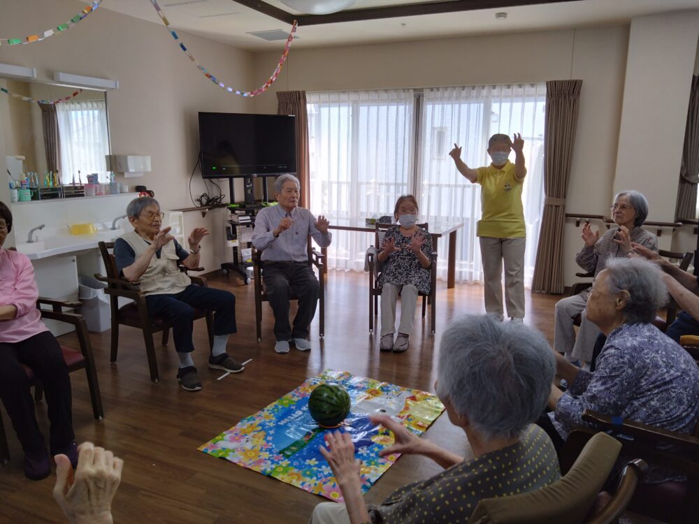 富士市グループホーム_夏本番スイカ割り