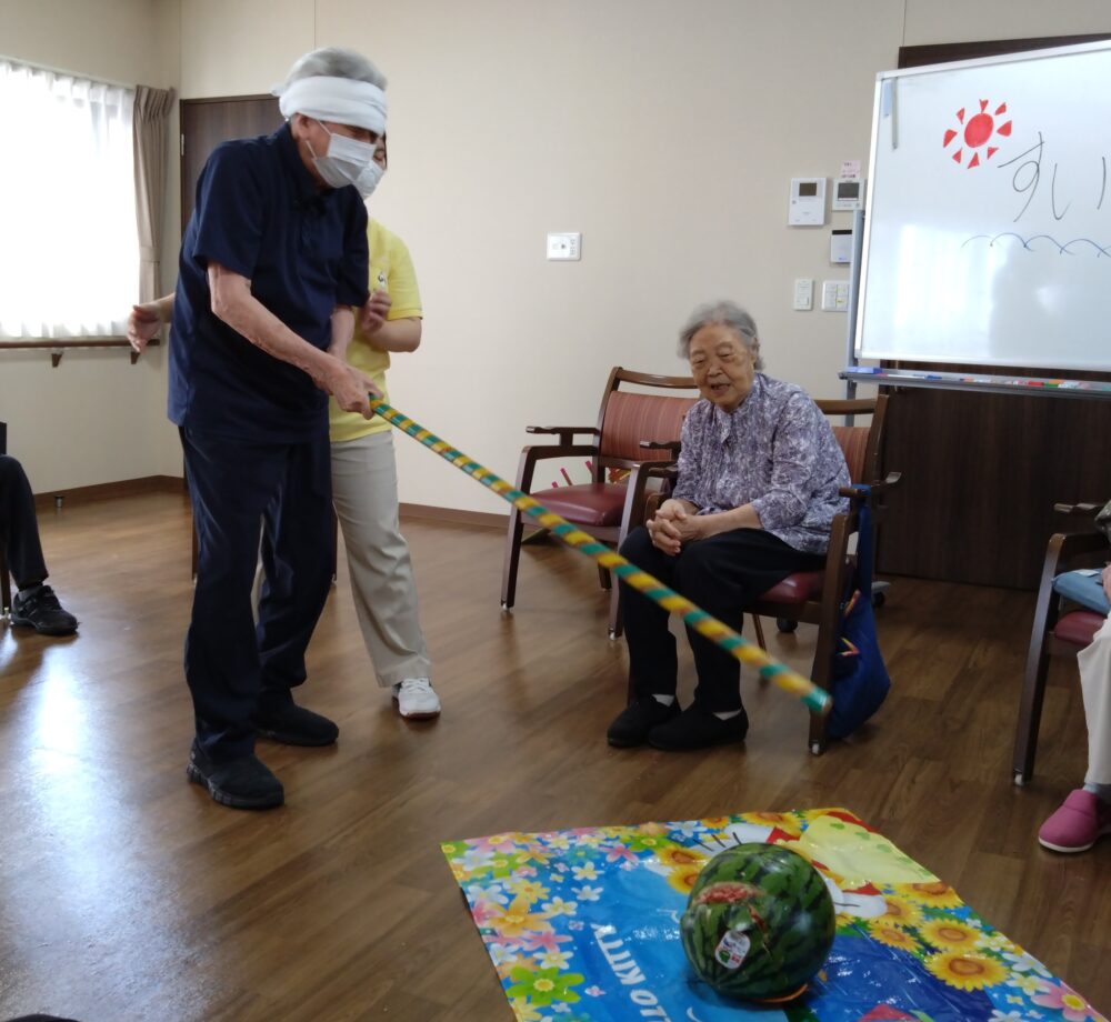 富士市グループホーム_夏本番スイカ割り