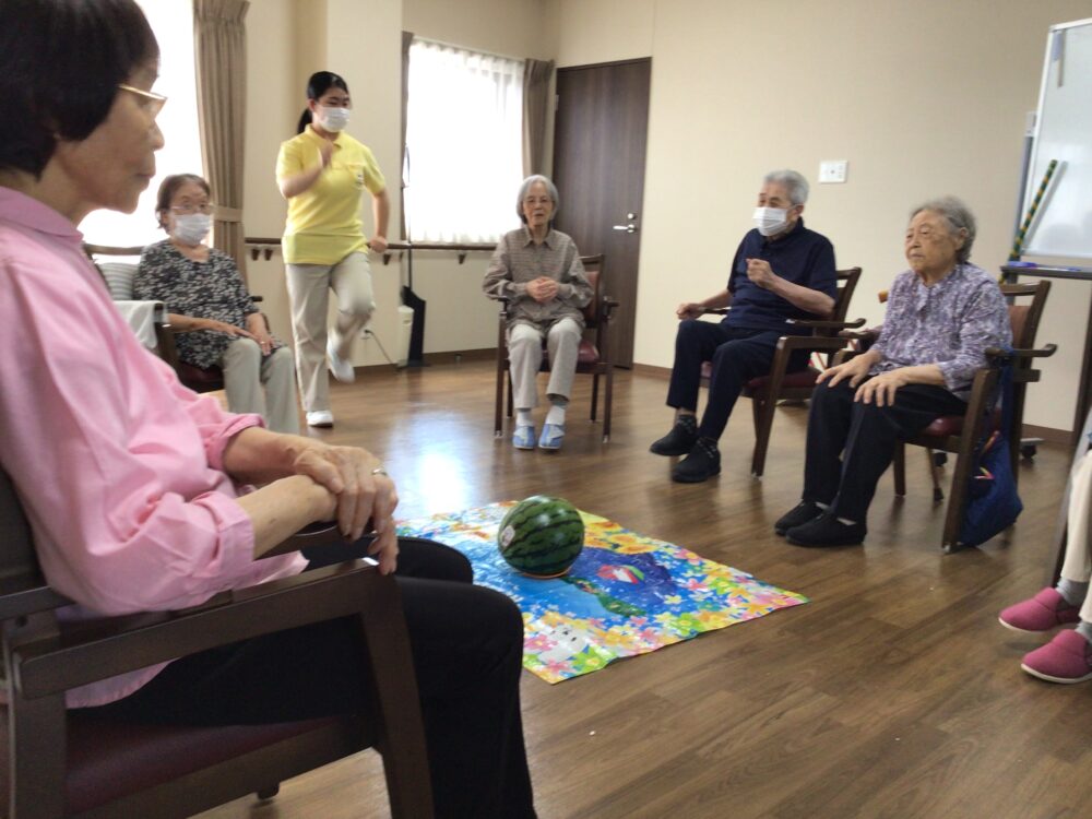 富士市グループホーム_夏本番スイカ割り