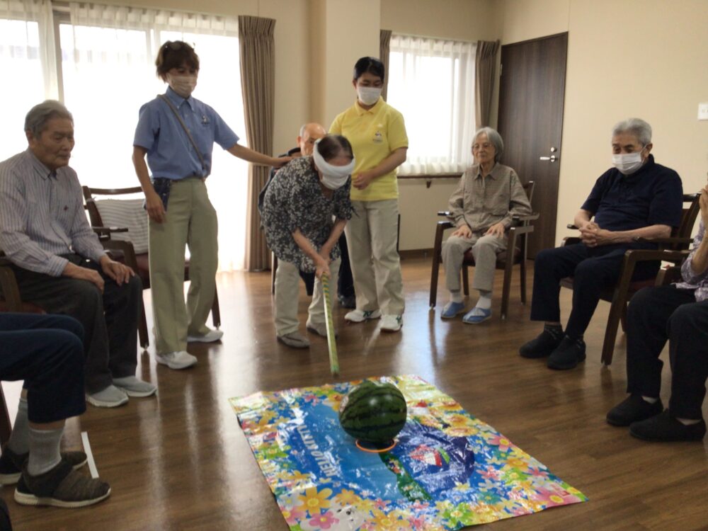 富士市グループホーム_夏本番スイカ割り