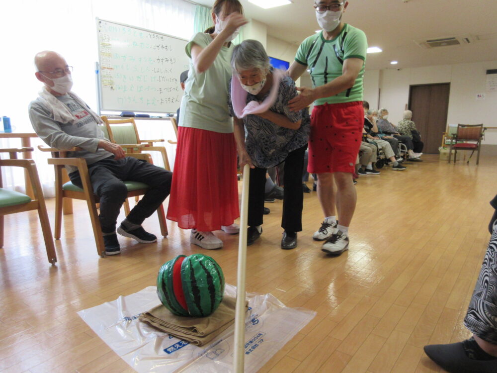 富士市グループホーム_暑さもふっとぶ肝試しスイカ割り