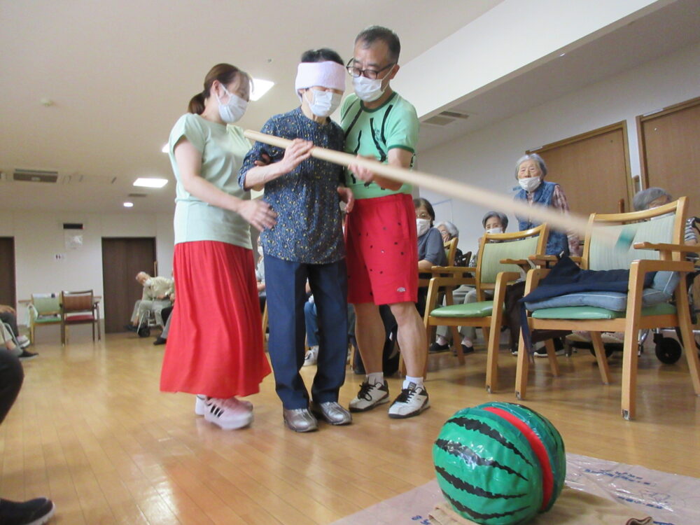 富士市グループホーム_暑さもふっとぶ肝試しスイカ割り