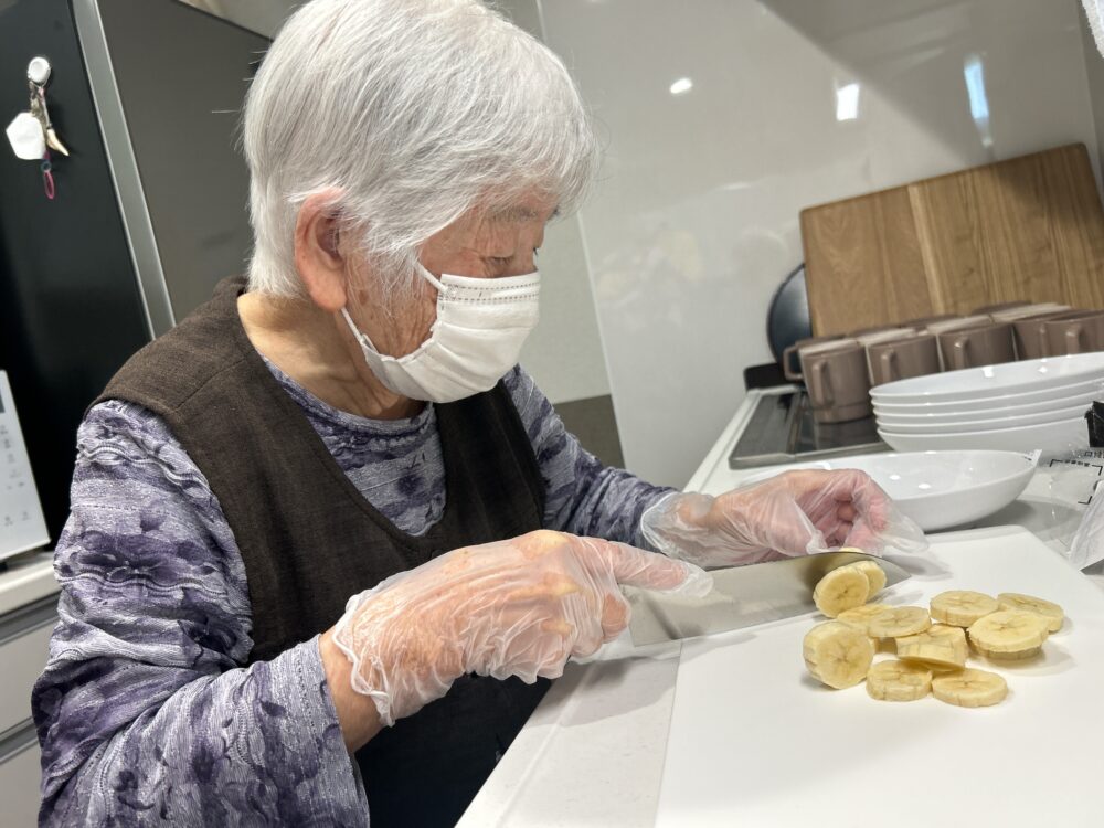 藤枝市グループホーム_フルーツたっぷりパンケーキ作り