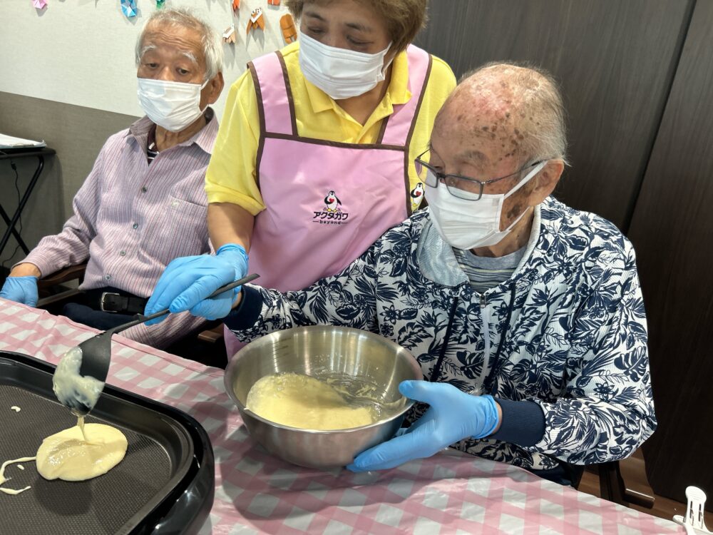 藤枝市グループホーム_フルーツたっぷりパンケーキ作り