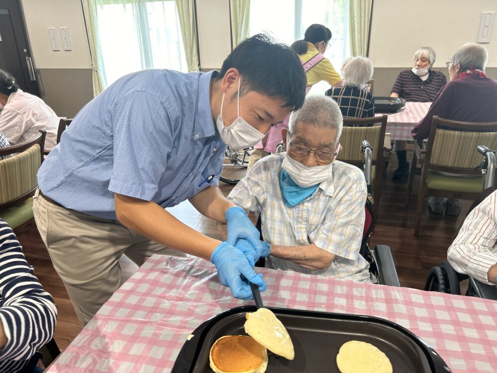 藤枝市グループホーム_フルーツたっぷりパンケーキ作り