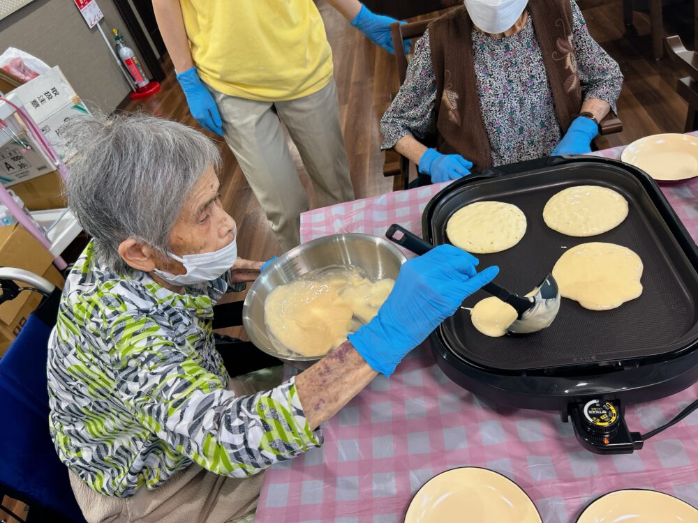 藤枝市グループホーム_フルーツたっぷりパンケーキ作り