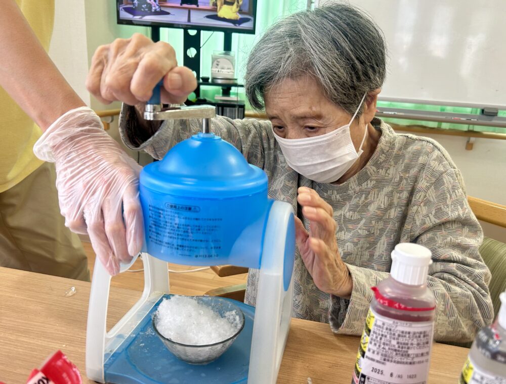 厚原グループホーム　かき氷作り