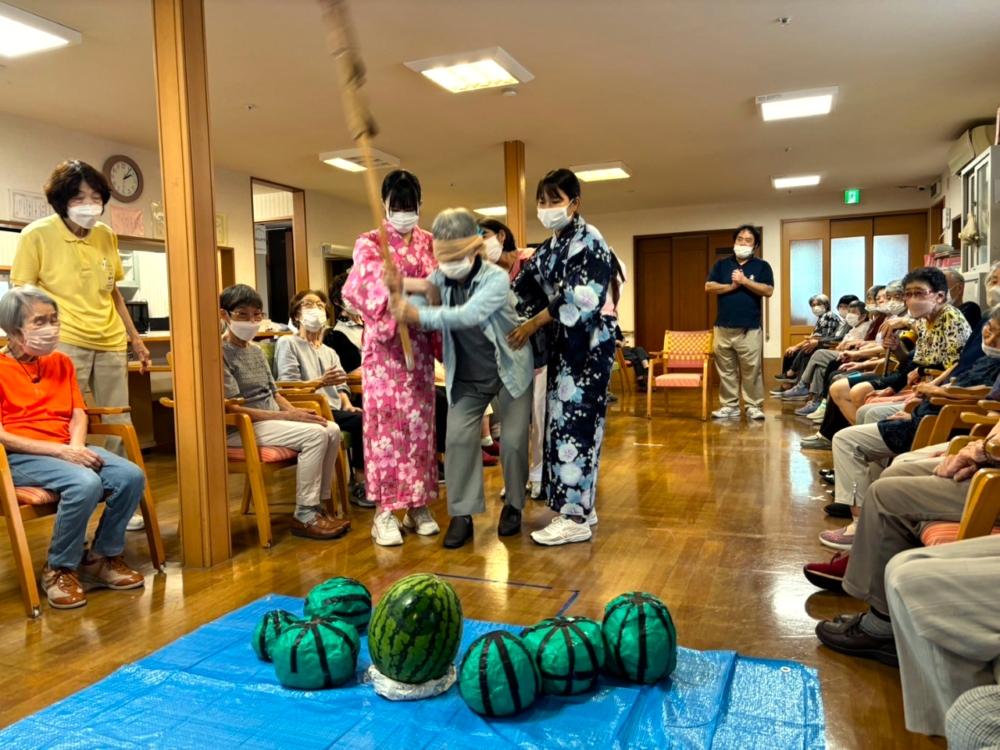 静岡市清水区グループホーム_スイカ割り大会