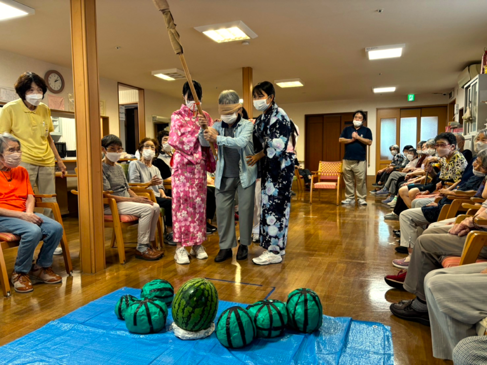 静岡市清水区グループホーム_スイカ割り大会