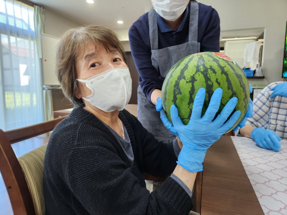 藤枝市グループホーム_すいか丸ごとフルーツポンチ