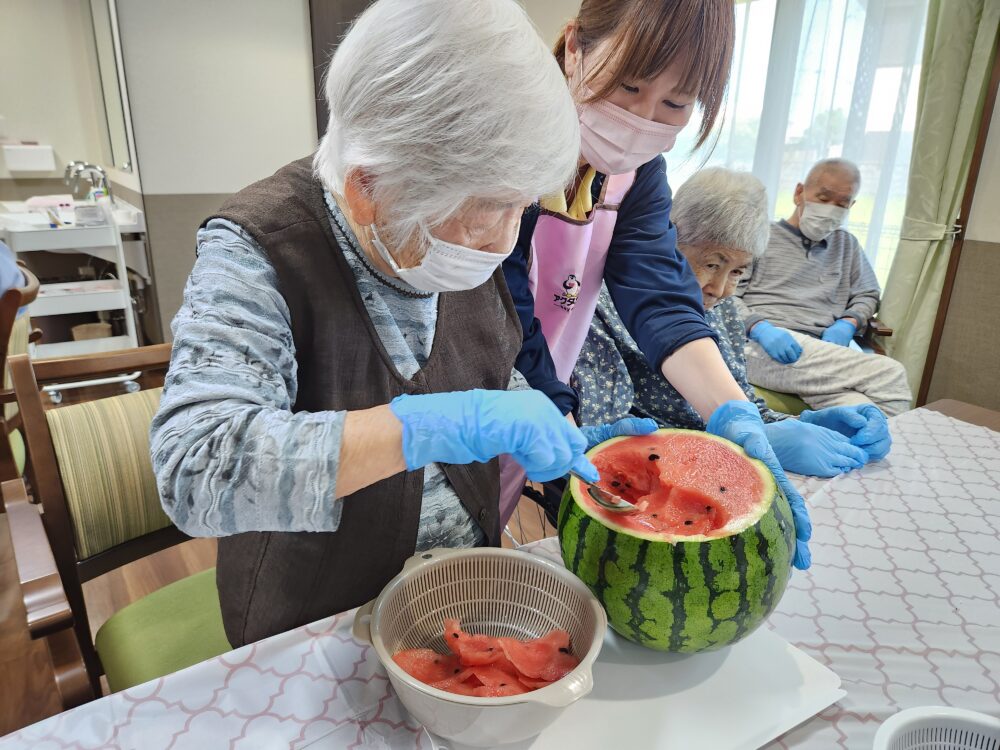 藤枝市グループホーム_すいか丸ごとフルーツポンチ