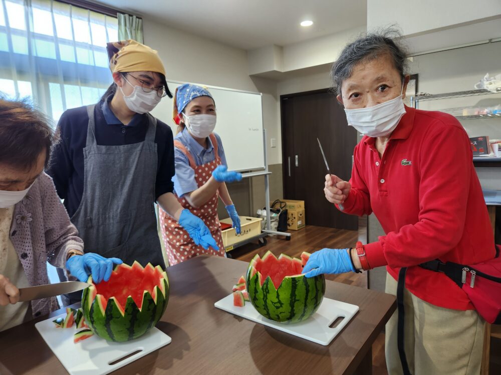 藤枝市グループホーム_すいか丸ごとフルーツポンチ