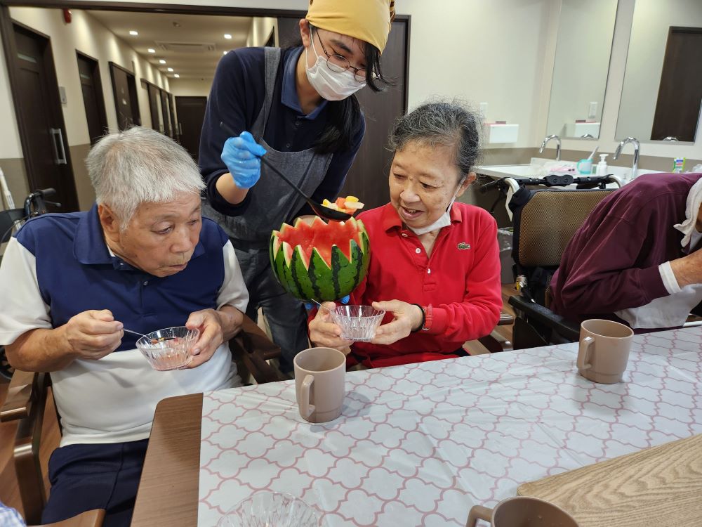 藤枝市グループホーム_すいか丸ごとフルーツポンチ