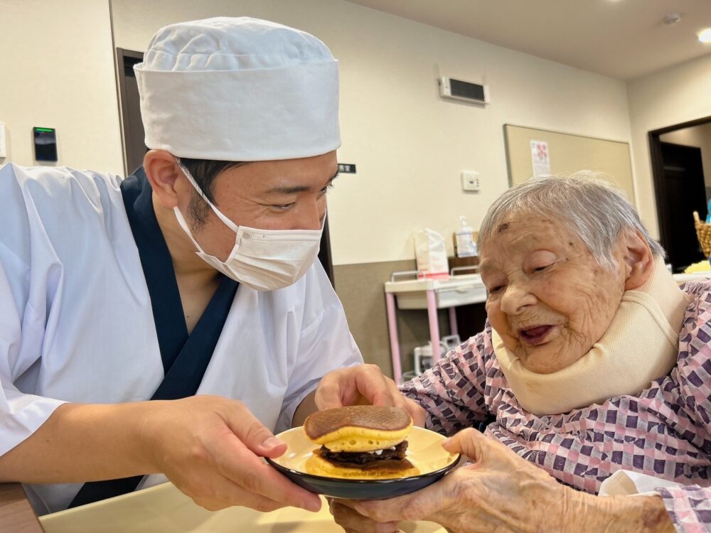 藤枝市グループホーム_敬老会手作りどら焼きでおもてなし