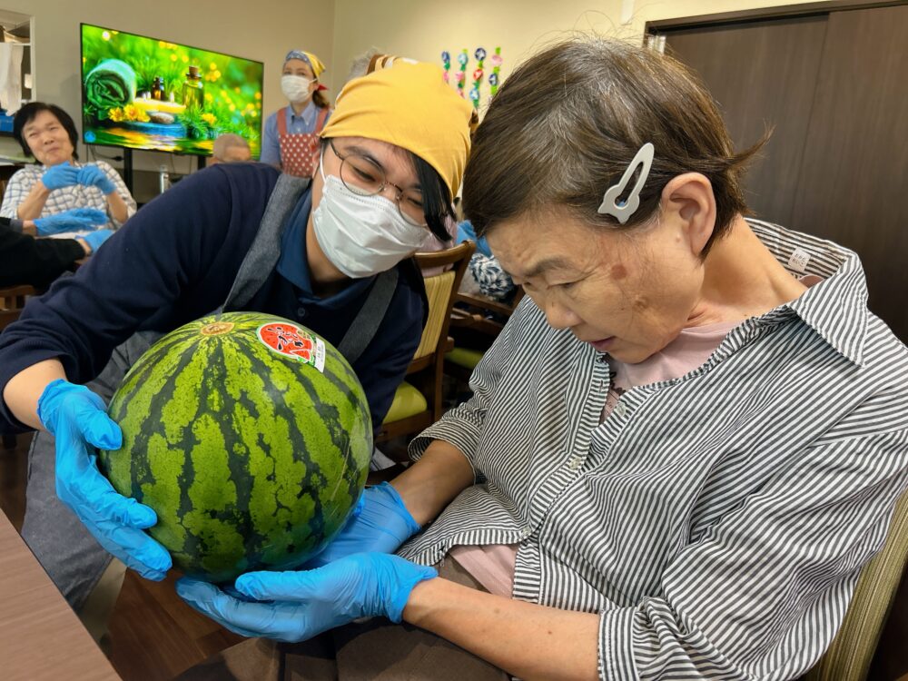 藤枝市グループホーム_すいか丸ごとフルーツポンチ