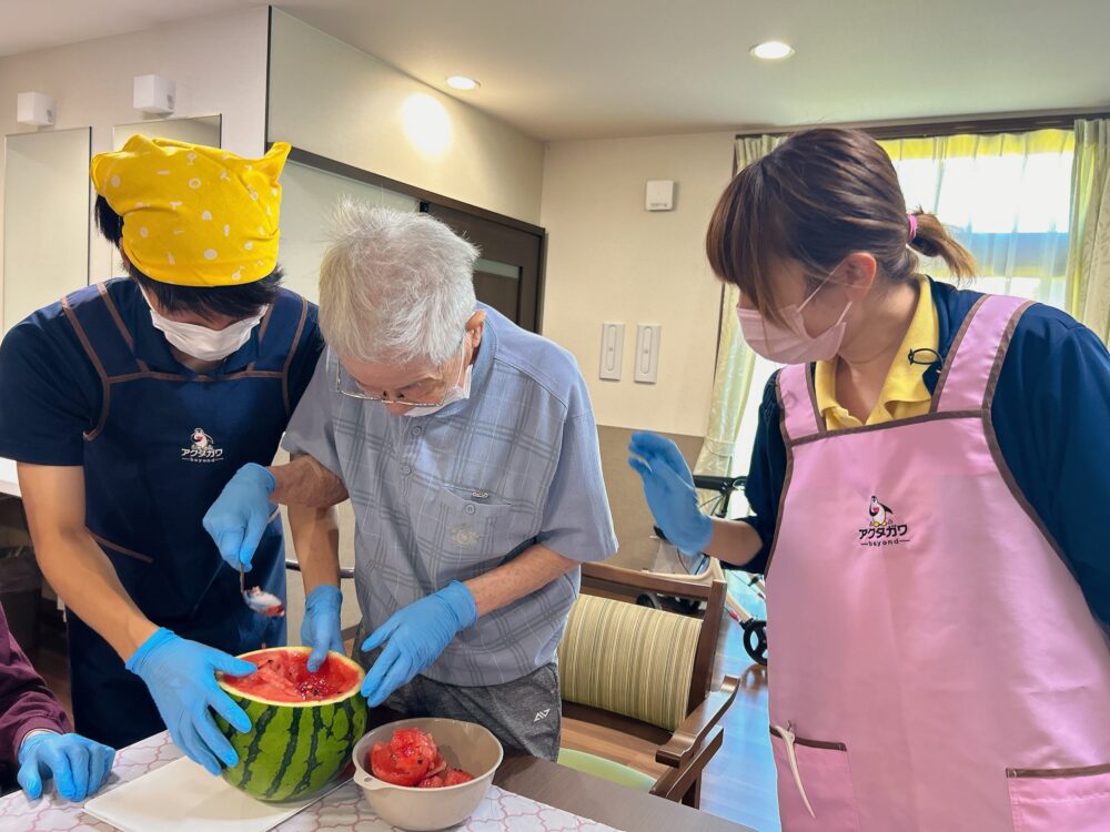 藤枝市グループホーム_すいか丸ごとフルーツポンチ