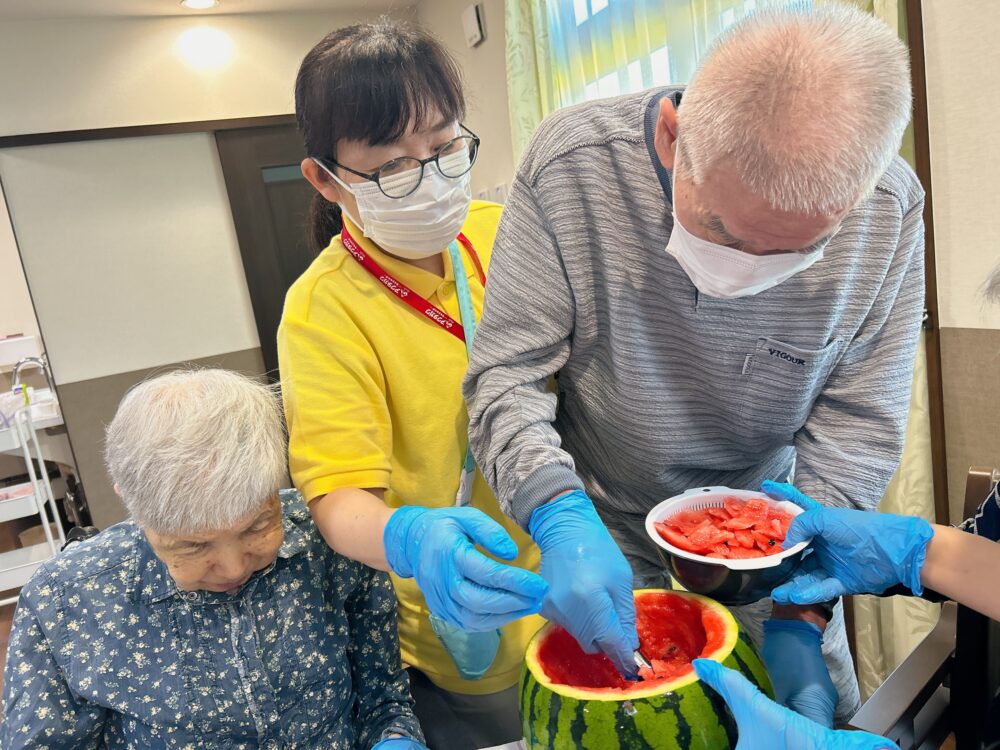 藤枝市グループホーム_すいか丸ごとフルーツポンチ