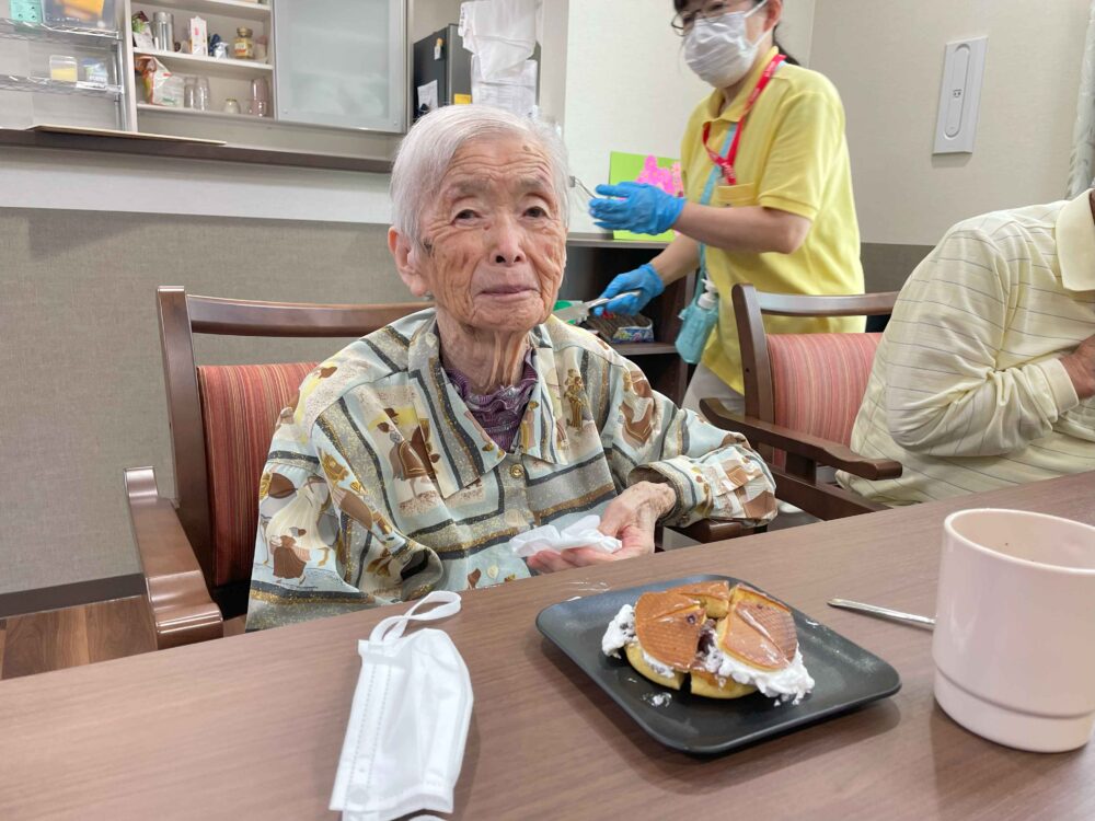 藤枝市グループホーム_敬老会手作りどら焼きでおもてなし