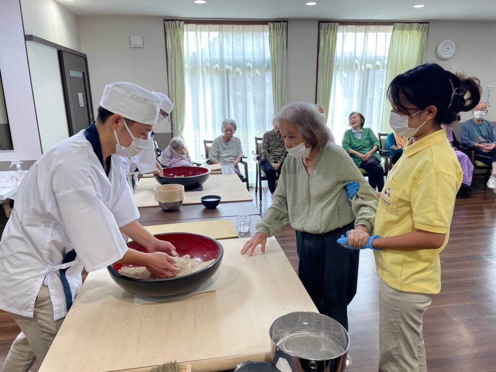 藤枝市グループホーム_秋の味覚サツマイモの天ぷらと手打ち蕎麦