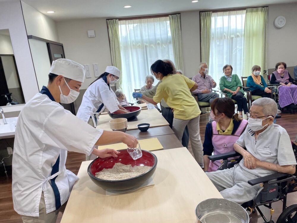 藤枝市グループホーム_秋の味覚サツマイモの天ぷらと手打ち蕎麦