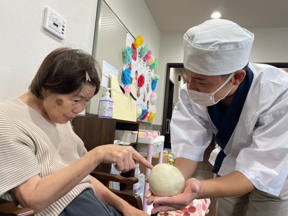 藤枝市グループホーム_秋の味覚サツマイモの天ぷらと手打ち蕎麦